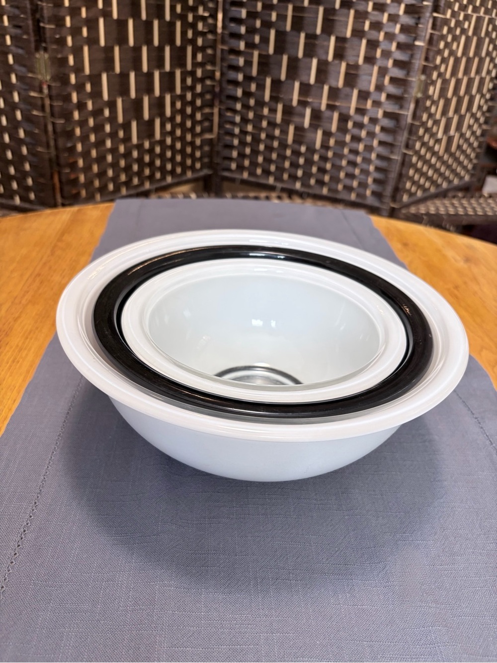 PYREX 322 323 325 Clear Bottom Mixing Bowl Set of 3 White Black Vintage
